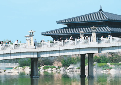 　5月18日，觀眾步入陜西歷史博物館秦漢館參觀。 　　新華社記者 李一博攝