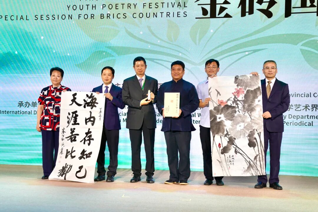 藝術家王臻、沈穎麗、繆宏波將現場創作的篆刻及書畫作品贈予國際青春詩會組委會