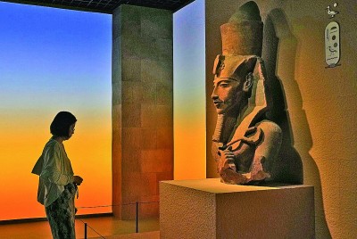 7月17日，預(yù)覽觀眾在“圖坦卡蒙的時代”展區(qū)參觀埃赫那吞半身像。新華社記者 劉穎攝