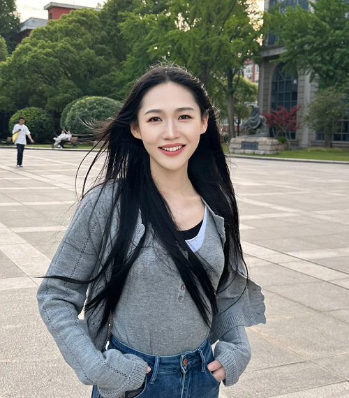 周燊，滿族，中國作家協會會員，藝術碩士、文學博士，從教于高校創意寫作和現當代文藝研究等方向，曾獲第六屆山東省泰山文藝獎（文學創作獎）、復旦大學光華獎等榮譽。