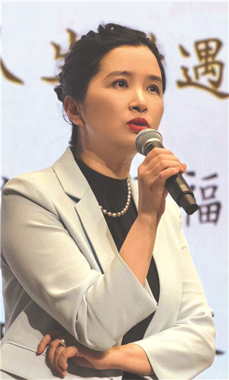 潘向黎，文學(xué)博士，上海作家協(xié)會副主席、專業(yè)作家。著有長篇小說《穿心蓮》，小說集《白水青菜》《十年杯》《輕觸微溫》《上海愛情浮世繪》等，專題隨筆集《茶可道》《梅邊消息》《古典的春水》《人間紅樓》等，共三十多種。獲魯迅文學(xué)獎短篇小說獎等