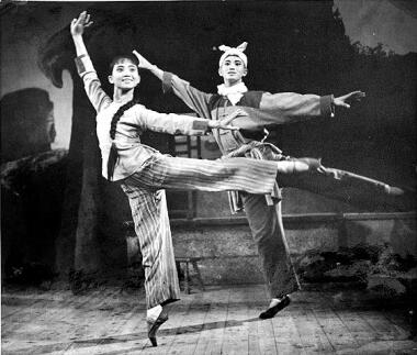 1965年，芭蕾舞劇《白毛女》演出劇照。上海芭蕾舞團(tuán)供圖