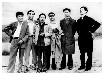 路遙（左四）與賈平凹（左三）、陳忠實（右一）等人合影，三人被稱為陜西文學界的“三駕馬車”。資料圖片