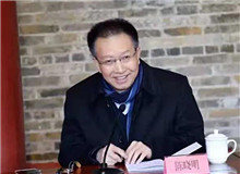 陳曉明：一部“險(xiǎn)象環(huán)生”與“從容不迫”并存的小說小說有一種故事的曲折傳奇、峰回路轉(zhuǎn)…… [詳細(xì)]