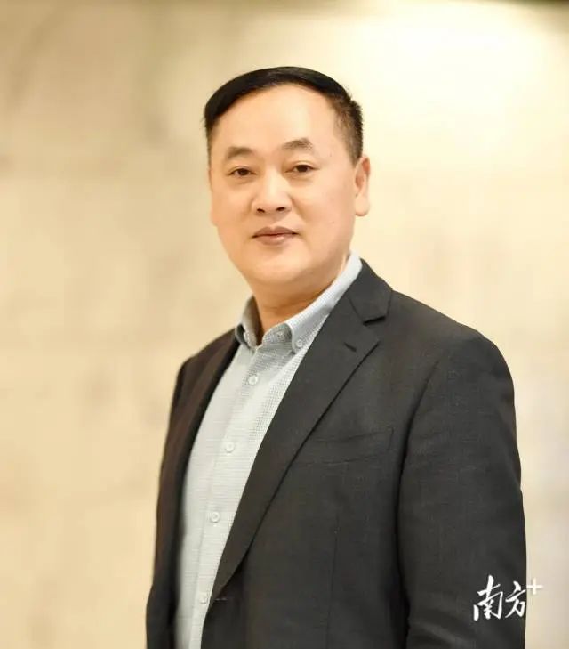 謝有順，男，漢族，1972年7月生，福建長汀人。先后畢業(yè)于福建師大和復(fù)旦大學(xué)中文系，獲文學(xué)博士學(xué)位。曾任廣東省作家協(xié)會(huì)創(chuàng)作研究部副主任、一級作家，2006年起任中山大學(xué)中文系教授、博士生導(dǎo)師。  先后入選中宣部文化名家暨“四個(gè)一批”人才、國務(wù)院特殊津貼專家、教育部“長江學(xué)者”特聘教授等。兼任中國作家協(xié)會(huì)文學(xué)理論批評委員會(huì)副主任、中國小說學(xué)會(huì)副會(huì)長。  主要從事中國當(dāng)代文學(xué)和文化研究。在《文學(xué)評論》等刊發(fā)表學(xué)術(shù)論文三百多篇，其中十幾篇論文被《新華文摘》全文轉(zhuǎn)載。著有《成為小說家》《散文中的心事》《文學(xué)的深意》等著作二十幾部，主編《中國當(dāng)代作家論》等叢書多套。主持多個(gè)國家社科基金項(xiàng)目。曾獲馮牧文學(xué)獎(jiǎng)、中國文聯(lián)“啄木鳥杯”優(yōu)秀論著獎(jiǎng)、莊重文文學(xué)獎(jiǎng)等多個(gè)獎(jiǎng)項(xiàng)。