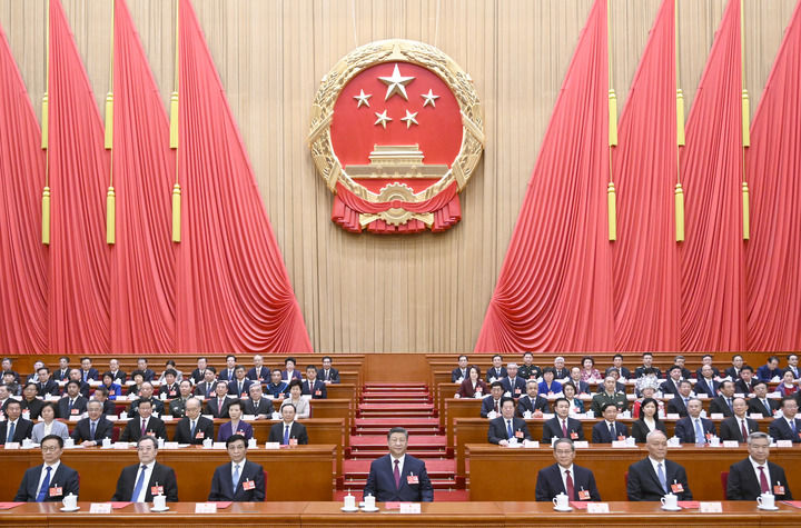 3月11日下午，第十四屆全國人民代表大會第三次會議在北京人民大會堂閉幕。黨和國家領導人習近平、李強、王滬寧、蔡奇、丁薛祥、李希、韓正等在主席臺就座。新華社記者 李學仁 攝