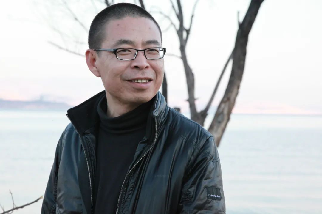 李亞偉，1963年出生于重慶市酉陽縣。創作過《男人的詩》《醉酒的詩》《空虛的詩》《航海志》《野馬與塵埃》《河西走廊抒情》等長詩和組詩，出版有詩集《豪豬的詩篇》《紅色歲月》《酒中的窗戶》《我在雙魚座上給你寫信》以及文論集《詩歌與先鋒》、文化隨筆《人間宋詞》等；獲第四屆華語文學傳媒2005年度詩人獎、第一屆魯迅文化獎年度詩歌獎、首屆屈原詩歌金獎等。
