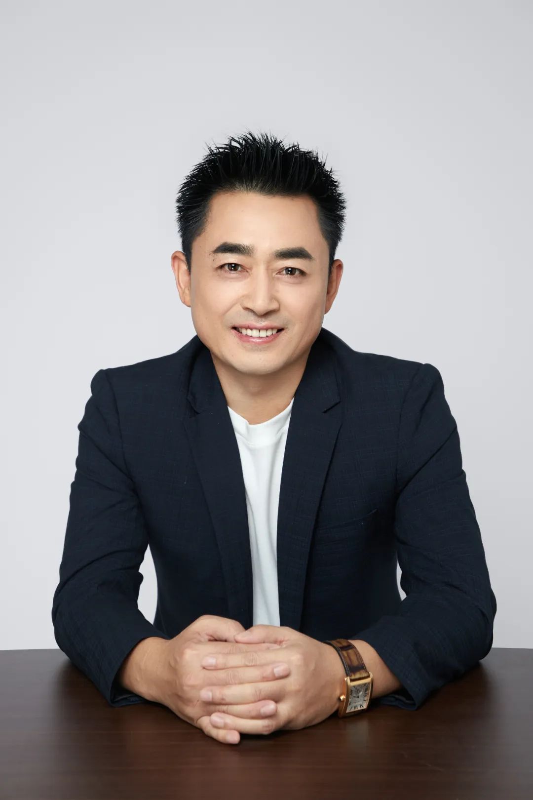王峰，中國作家協會會員，中國詩歌學會會員。現為波音客機資深機長。曾獲第六屆泰山文藝獎，第二屆艾青詩歌獎。詩作發表于《人民文學》《詩刊》《十月》《作品》《詩歌月刊》《星星》《草堂》《鐘山》。出版詩集《三萬英尺》《睡在溪邊的魚》《天際線》《下垂的時間》。