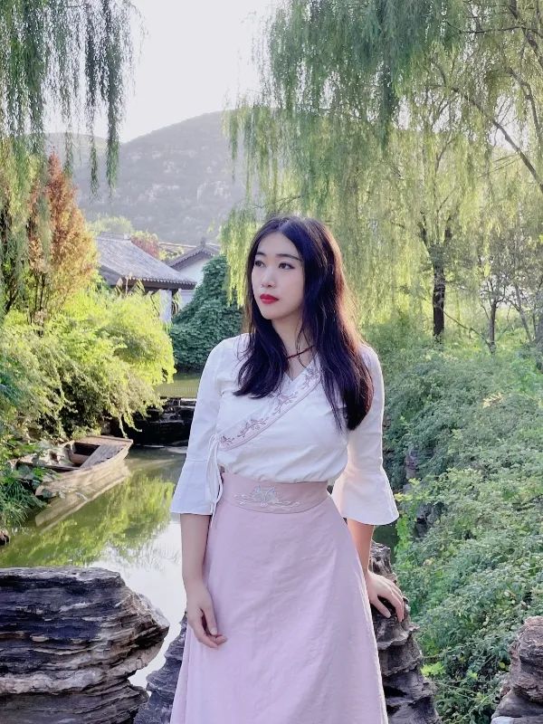 楊碧薇，中央民族大學文學博士，北京大學藝術學博士后。中國作家協會會員，中國文藝評論家協會會員。學術研究涉及文學、搖滾、民謠、電影、攝影、裝置等。出版《下南洋》《去火星旅行》等詩集、散文集、學術批評集等多部。主講個人網課《由淺入深讀懂漢語新詩》入駐騰訊視頻。