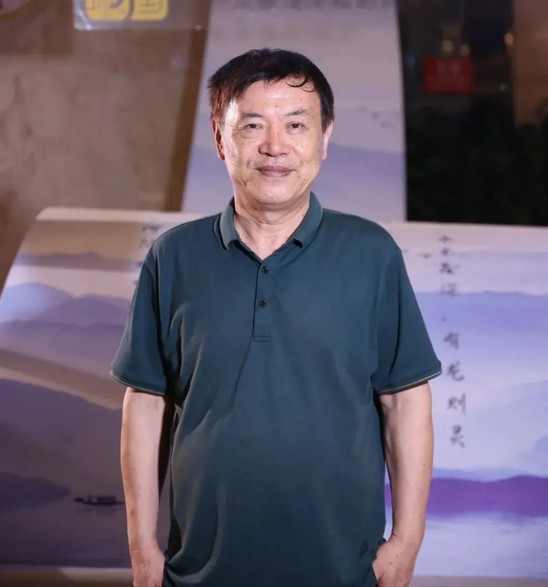 陸健，中國傳媒大學教授，中國詩歌學會常務理事。20世紀80年代初開始發表作品，先后創作發表詩歌、散文、評論等作品近千件，出版《窗戶嘹亮的聲音》《名城之門》等詩集與文藝評論集近30部，逐步形成了“紀實性詩歌”的寫作風格。