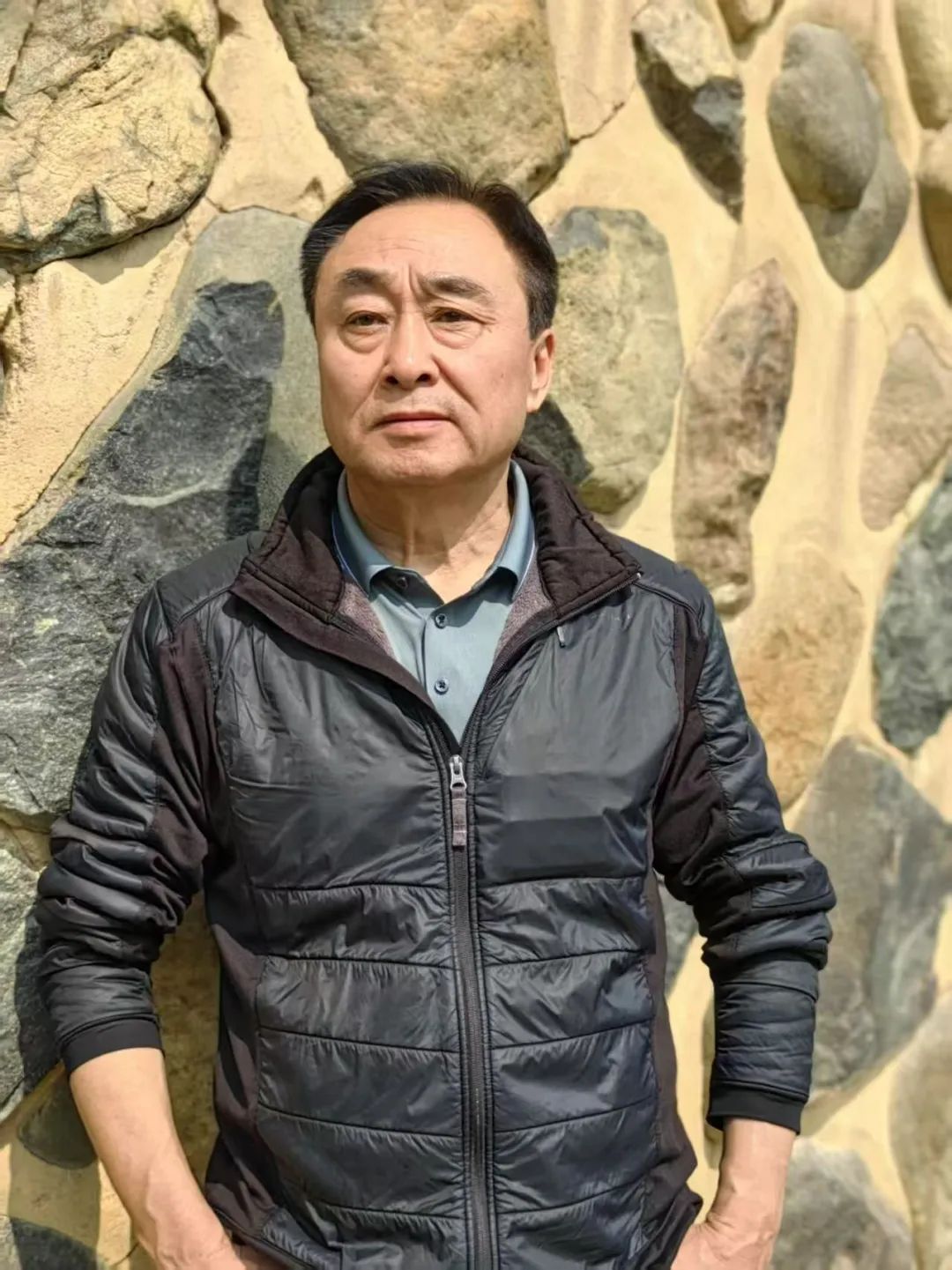 王學芯，出生在北京，長在無錫。中國作家協會會員，中國詩歌學會理事。參加第十屆青春詩會。獲郭沫若詩歌獎、十月文學獎、鍾山文學獎、《作家》第三屆詩歌獎、《星星》詩歌獎、紫金山文學獎、中國第五屆長詩獎，部分詩歌譯介國外。出版《雙唇》《這里那里》《天上的草原》《飛塵》《遷變》《老人院》《光域里》等15部詩集。