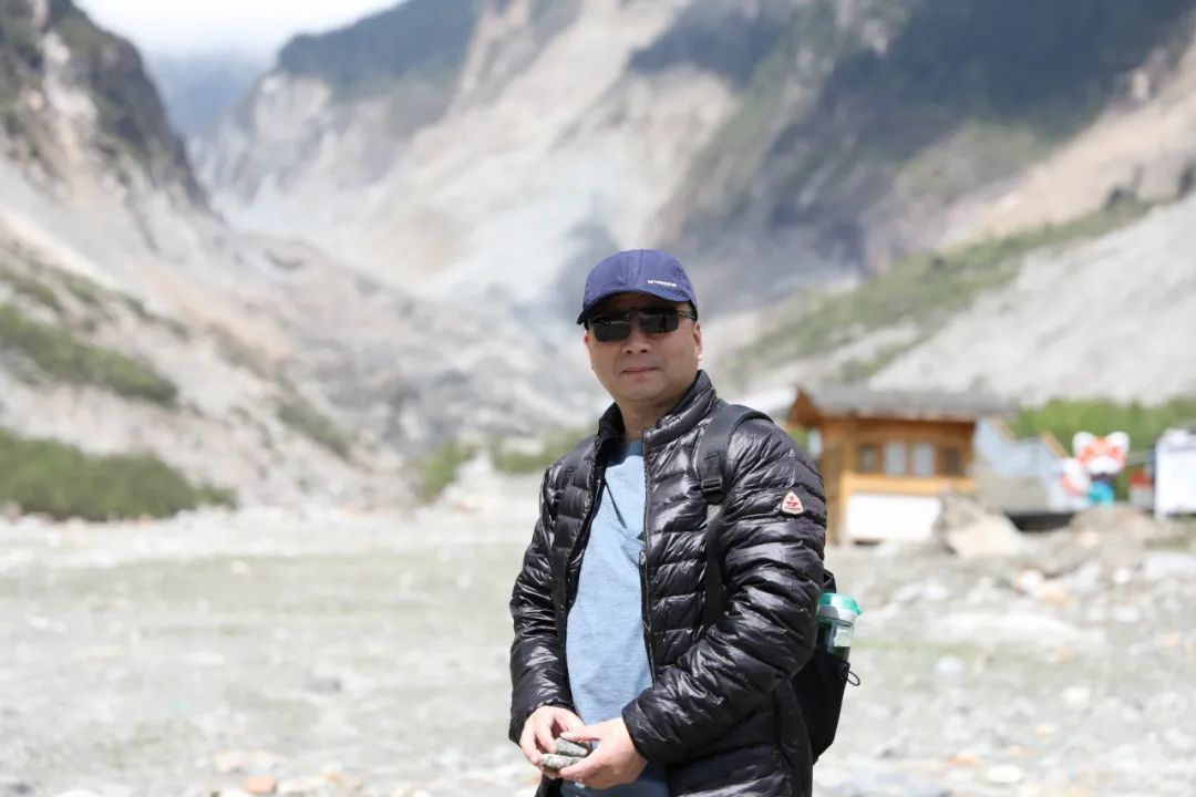 俞敏，筆名肅其羽，浙江杭州人。現為浙江省杭州市市場監管局二級巡視員。八十年代中期開始寫詩。現為浙江省作協會員、中國詩歌學會會員。有作品刊發在《詩刊》《星星》《詩選刊》《詩歌月刋》《綠風》《詩林》《詩潮》等。出版個人詩集《隱匿的星辰》《越過山頂的太陽》《路過不確定的時間》三部。曾獲第八屆李白杯全國詩歌大賽三等獎等獎項。