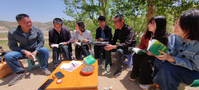 走進大山深處與詩人曹兵交流。