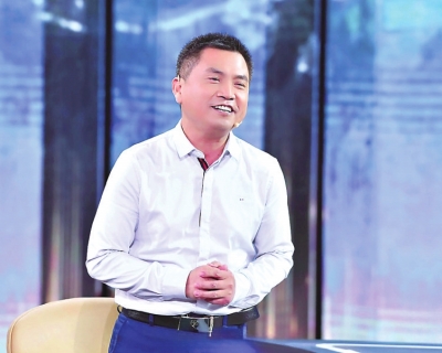 彭學明：中國作家協會原創聯部主任，中國作家協會散文創作委員會副主任，全國第九、十屆人大代表。主要代表作：長篇紀實散文《娘》、長篇小說《爹》、散文集《我的湘西》《祖先歌舞》、報告文學《人間正是艷陽天》等，先后獲中宣部“五個一工程”獎、中國政府出版獎、中國年度好書獎、中國圖書獎、全國少數民族文學駿馬獎、《人民文學》獎、郭沫若文學藝術獎等，多篇作品被收錄進大、中學語文教材、中高考試題，并譯成英、法、俄、日、阿拉伯、匈牙利、哈薩克、意大利等文字在十多個國家出版。