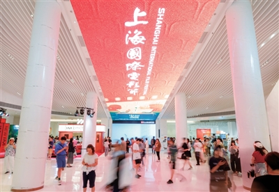 第二十七屆上海國(guó)際電影節(jié)期間，上海影城里人來(lái)人往。  　　主辦方供圖