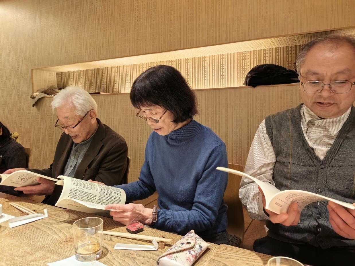 4月13日-16日，中國作家代表團訪問日本“《人民文學(xué)》讀書會”并贈送雜志創(chuàng)刊號復(fù)刻版，帶去雜志社對老讀者的問候。該讀書會成立于20世紀(jì)80年代，至今堅持閱讀研究《人民文學(xué)》