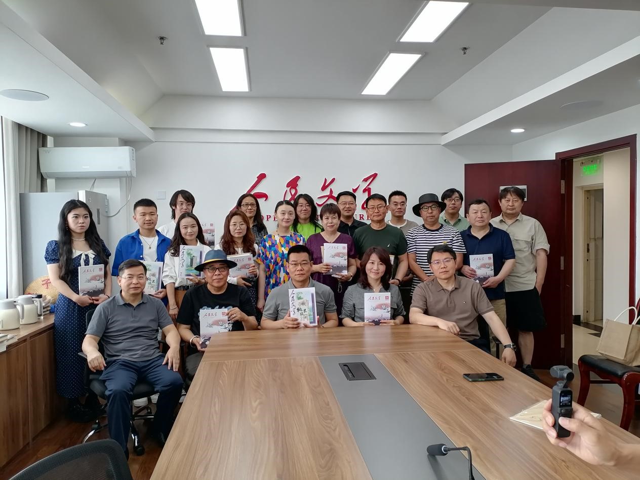 6月30日，內(nèi)蒙古《草原》雜志社攜“草原十二騎手”作家代表走進(jìn)《人民文學(xué)》交流辦刊經(jīng)驗