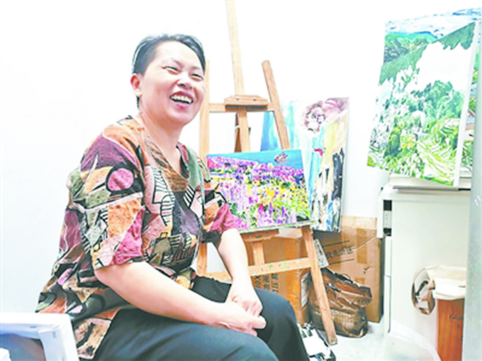 王柳云（左圖）出版首部長篇《風(fēng)吹起了月光》。（受訪者供圖）