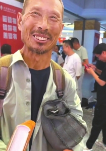 河南農(nóng)民工劉詩(shī)利參加作家陳行甲新書(shū)分享會(huì)。圖據(jù)人民日?qǐng)?bào)客戶端