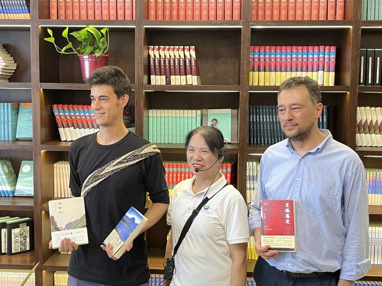 翻譯過《塵埃落定》的吉來、翻譯過《云中記》的羅一人與阿來清溪書屋的主理人合影