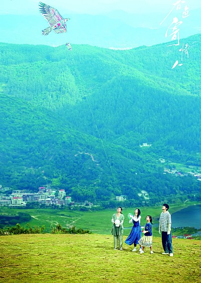 短篇網(wǎng)絡(luò)小說日漸成為影視改編的重要IP來源。圖為根據(jù)網(wǎng)絡(luò)小說《情人》改編的電視劇《春色寄情人》劇照。資料圖片