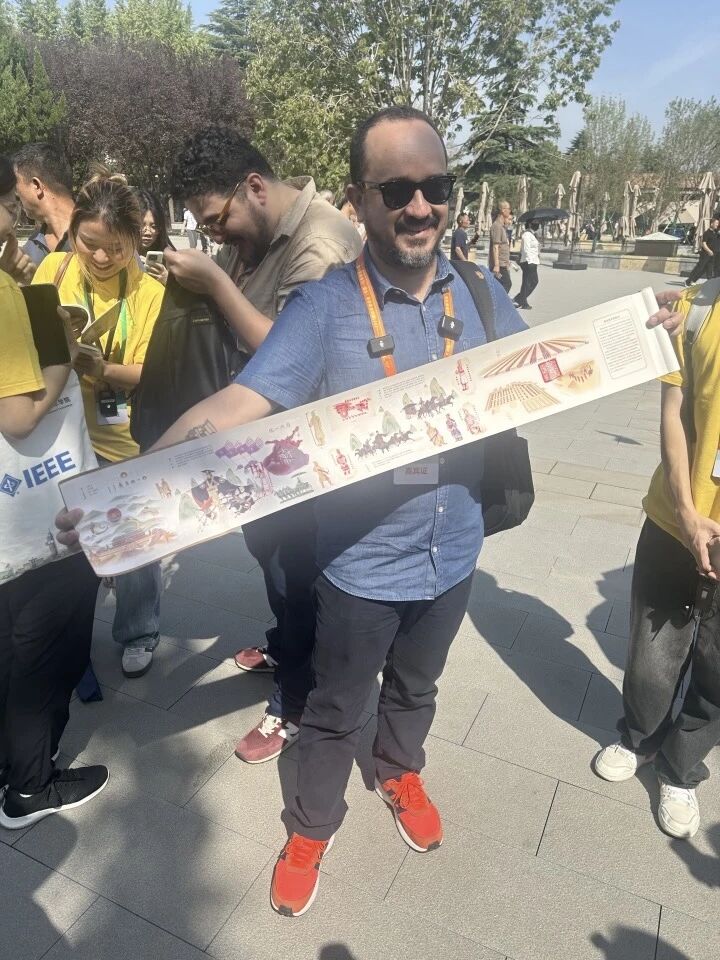 巴西詩人梅洛展示自己購買的文創