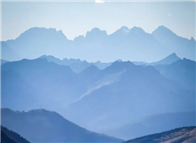 每個字都很珍貴　　珍惜當下，努力去寫，對寫下的每一個字負責。于我而言，每一個字都非常珍貴，如同古老的碑刻。[詳細]