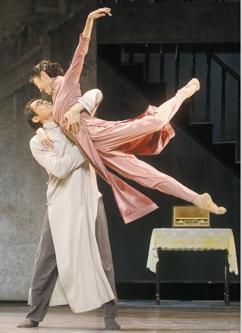 破解舞臺創作同質化困局，要在尊重藝術規律的基礎上，重構“鼓勵創新、彰顯特色、生態健康”的創作體系。圖為廣受好評的川劇《巴山秀才》（左）和舞劇《永不消逝的電波》（右）。