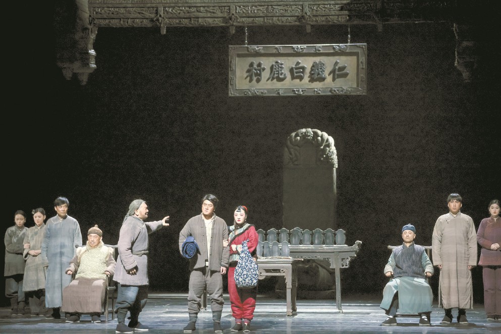 陜西人藝話劇《星空與半棵樹》（上圖）《白鹿原》（下圖）日前先后在上音歌劇院上演。 均本報記者 葉辰亮 攝