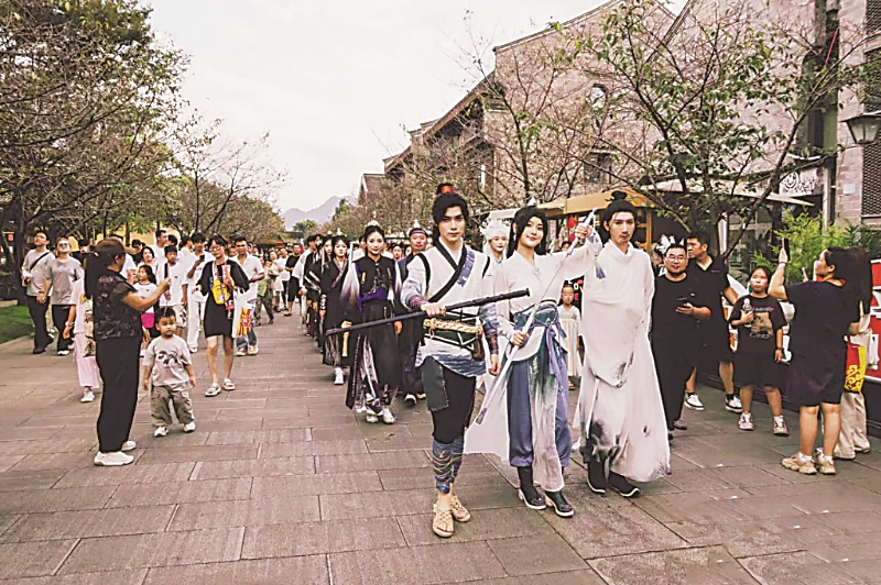 臺州府城與《劍來》IP聯(lián)動，在國慶假期為書迷定制了一個“劍來世界”新華網(wǎng)發(fā) 臺州府城 供圖