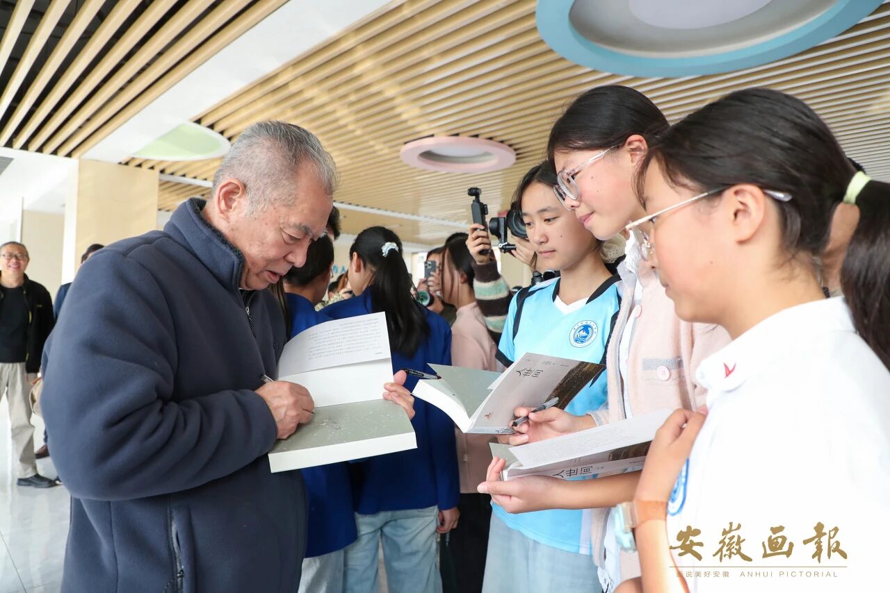 梁曉聲與霍山佛子嶺中心學校的學子們展開交流并簽名留念