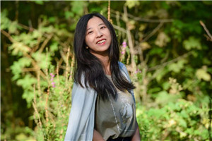 兒童繪本：獲獎作品《媽媽的剪影》作者：彎彎 劉雪純         獲獎感言我和媽媽劉雪純一起創作的這本書，正如它的名字，其靈感來源于我的媽媽。書里的剪紙，都是她30年前用最質樸的剪刀語言，鐫刻下的生命印記。她剪下春耕秋收的田埂，剪下灶臺邊的飯菜香氣，剪下縫紉機踏板的吱呀作響。