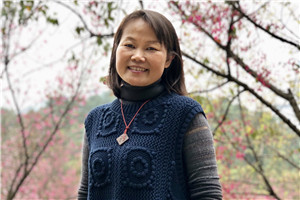 小說：獲獎作品《狼洞的外婆》作者：王勇英         獲獎感言我出生在一個叫大車的客家村莊。童年時代，村里經常有劇團、戲班來演采花劇、唱木鬼戲等。小時候我們沒有課外書看，但有很多戲看，那是在鄉村戲臺上、打谷場上演的故事，是最鄉土的“書”。