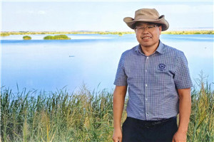 小說：獲獎作品《額吉的河》作者：許廷旺         獲獎感言在阿拉善流傳著“半袋冰糖”的故事。當年一對年輕夫婦給上海孤兒送些牛奶、黃油。妻子看到一個男孩，兩歲了，不會坐不會爬，大腦袋小細脖。男孩與她特別親，臨走時哭鬧不止。當晚，夫婦商議領養男孩。