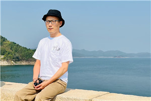 詩歌：獲獎作品《我知道所有問題的答案了》作者：童子         獲獎感言我曾經以為，人生是一條拋物線，從出生的起點慢慢爬上高峰，再慢慢滑落低谷。如果按人的生理表現，是這樣的。但我越來越意識到，人之所以為人，是因為我們有靈魂。靈魂可以不被身體束縛……