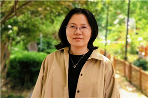 小說：獲獎作品《萬花筒》作者：陸梅         獲獎感言回想寫《萬花筒》的心境，有點做夢的感覺。我似乎完全沉浸在文字所構建的那個世界里，心里有一個執念：就想借孩子的眼睛，看看我生活的這座城市——不是作為背景，而是進入縱深。