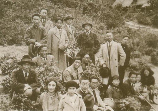 1936年林風眠帶領杭州國立藝專教師們到超山郊游并憑吊吳昌碩墓（前排左起為林風眠、妻子艾麗絲、女兒蒂娜）林風眠（約1930年代）