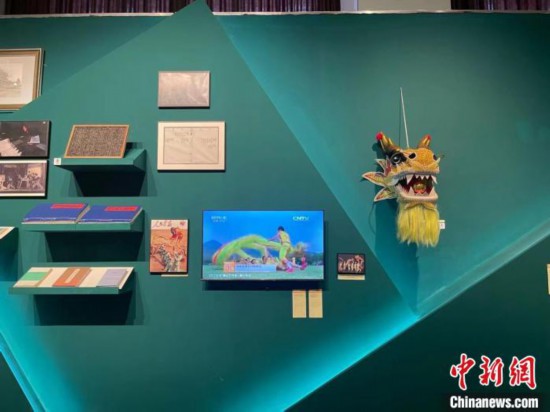 除了畫作、雕塑等,非遺也在現(xiàn)場(chǎng)展出。 童笑雨 攝 除了畫作、雕塑等,非遺也在現(xiàn)場(chǎng)展出。 童笑雨 攝