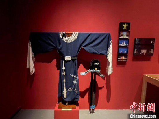 現(xiàn)場(chǎng)展出的戲服。 童笑雨 攝 現(xiàn)場(chǎng)展出的戲服。 童笑雨 攝